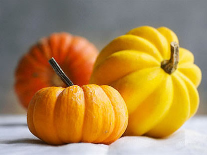 Bí ngô: Giống như những loại rau quả màu vàng như khoai lang, cà rốt, bí ngô giàu chất chống oxy hóa, beta-carotene, đóng một vai trò quan trọng trong phòng chống ung thư. Ngoài ra, chất sterol trong hạt bí ngô cũng đã được chứng minh có tác dụng chống lại một số bệnh ung thư.