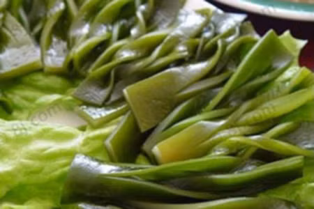 Rong biển: Nghiên cứu y tế hiện đại đã chứng minh rằng rong biển có chứa nhiều chất dinh dưỡng và các thành phần thuốc có lợi cho sức khỏe con người. Rong biển thuộc loại thực vật tính kiềm, nếu ăn thường xuyên sẽ có lợi cho việc cải thiện thể chất của con người hiện đại, nâng cao khả năng miễn dịch, tăng cường sức chống đỡ bệnh ung thư.