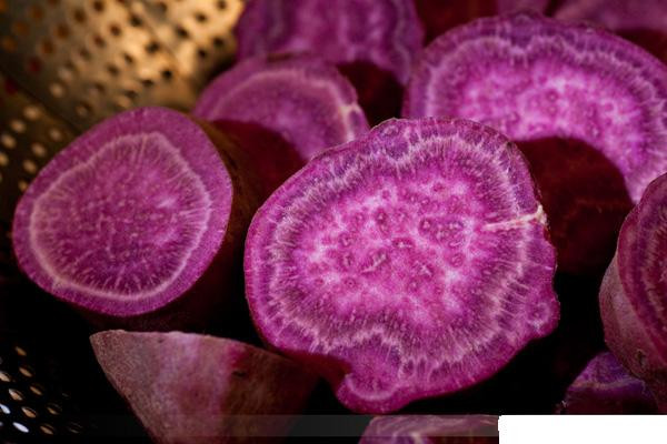 Khoai lang tím: Khoai lang có công dụng chống ung thư tuyệt vời là do nó chứa một thành phần đặc biệt có tên DHEA. Hormone này có thể phòng ngừa ung thư và chống lão hóa.Nghiên cứu của các nhà khoa học Mỹ cho thấy DHEA rất hiệu quả trong việc phòng chống ung thư vú và ung thư ruột kết.