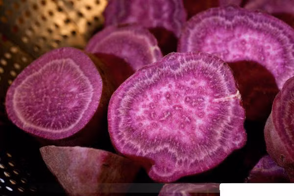 Khoai lang tím: Khoai lang có công dụng chống ung thư tuyệt vời là do nó chứa một thành phần đặc biệt có tên DHEA. Hormone này có thể phòng ngừa ung thư và chống lão hóa.Nghiên cứu của các nhà khoa học Mỹ cho thấy DHEA rất hiệu quả trong việc phòng chống ung thư vú và ung thư ruột kết.