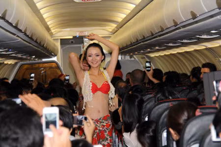 VietJetAir đánh dấu sự kiện khai trương từ TP.HCM - Nha Trang bằng màn biểu diễn bikini. Ảnh: Dân Trí