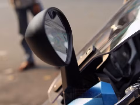 Cận cảnh gương chiếu hậu của BMW C600 Sport.