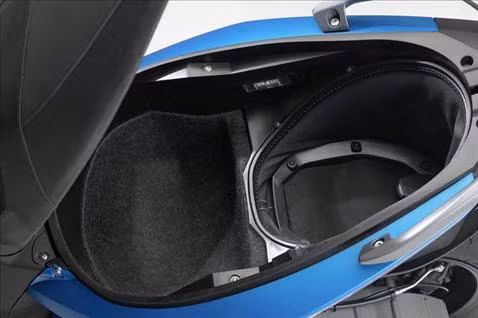 Ngoài ra, cốp đựng đồ rộng đủ sức chứa hai chiếc mũ bảo hiểm cả đầu cũng là một lợi thế lớn của hai chiếc xe ga đến từ nước Đức. Bộ đôi siêu xe tay ga này này được bán ra tại thị trường châu Âu với giá 11.100 Euro cho bản C650 GT và 11.500 Euro USD cho bản C600 Sport.