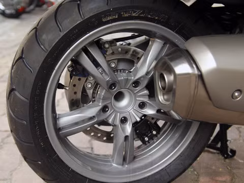 Hai dòng xe cùng sử dụng bộ truyền tải thang đai và hộp số vô cấp để truyền lực từ động cơ ra bánh sau. Hệ thống ống xả làm từ chất liệu thép không rỉ, đạt tiêu chuẩn khí thải Euro 4.