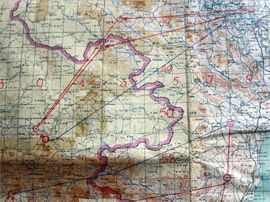 Bản đồ đường bay của 2 tổ bay IL- 28 thực hiện nhiệm vụ oanh kích mục tiêu địch ở Bun Loong (Lào). Bản đồ đường bay của 2 tổ bay IL- 28 thực hiện nhiệm vụ oanh kích mục tiêu địch ở Bun Loong (Lào).