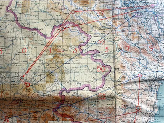 Bản đồ đường bay của 2 tổ bay IL- 28 thực hiện nhiệm vụ oanh kích mục tiêu địch ở Bun Loong (Lào).