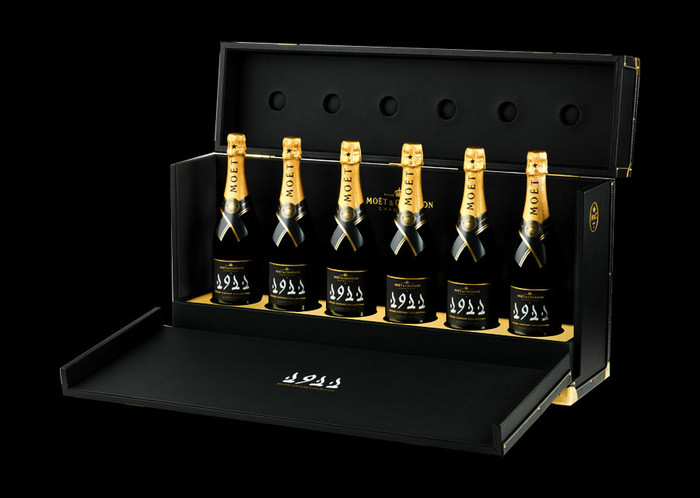 Là thương hiệu của Tập đoàn hàng cao cấp LVMH, giá trị của Moët & Chandon đã giảm hơn 500 triệu USD năm ngoái. Để khôi phục lại tên tuổi, hãng này vừa ký hợp đồng tài trợ cho America’s Cup, một trong những giải đua thuyền nổi tiếng nhất thế giới. Là thương hiệu của Tập đoàn hàng cao cấp LVMH, giá trị của Moët & Chandon đã giảm hơn 500 triệu USD năm ngoái. Để khôi phục lại tên tuổi, hãng này vừa ký hợp đồng tài trợ cho America’s Cup, một trong những giải đua thuyền nổi tiếng nhất thế giới.