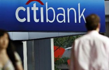 Sau 5 năm liên tiếp sụt giảm, giá trị thương hiệu Citi hiện chỉ bằng một phần ba mức đỉnh 23,4 tỷ USD. Trong những năm qua, hãng này đã phải đối mặt với hàng loạt vụ kiện tụng về vai trò trong vụ khủng hoảng tài chính tại Mỹ. Thêm vào đó, việc phải nhận 45 tỷ USD cứu trợ từ Bộ Tài chính Mỹ năm 2008 và trượt bài kiểm tra “Stress Test” của Cục Dự trữ liên bang Mỹ (FED) càng khiến danh tiếng của họ tuột dốc trầm trọng. Sau 5 năm liên tiếp sụt giảm, giá trị thương hiệu Citi hiện chỉ bằng một phần ba mức đỉnh 23,4 tỷ USD. Trong những năm qua, hãng này đã phải đối mặt với hàng loạt vụ kiện tụng về vai trò trong vụ khủng hoảng tài chính tại Mỹ. Thêm vào đó, việc phải nhận 45 tỷ USD cứu trợ từ Bộ Tài chính Mỹ năm 2008 và trượt bài kiểm tra “Stress Test” của Cục Dự trữ liên bang Mỹ (FED) càng khiến danh tiếng của họ tuột dốc trầm trọng.