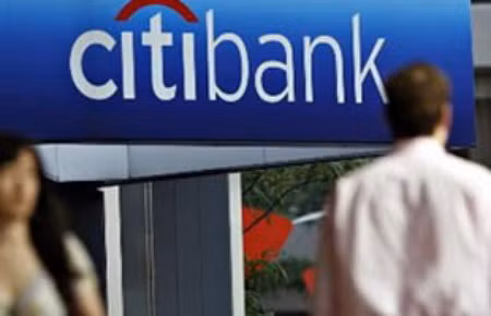 Sau 5 năm liên tiếp sụt giảm, giá trị thương hiệu Citi hiện chỉ bằng một phần ba mức đỉnh 23,4 tỷ USD. Trong những năm qua, hãng này đã phải đối mặt với hàng loạt vụ kiện tụng về vai trò trong vụ khủng hoảng tài chính tại Mỹ. Thêm vào đó, việc phải nhận 45 tỷ USD cứu trợ từ Bộ Tài chính Mỹ năm 2008 và trượt bài kiểm tra “Stress Test” của Cục Dự trữ liên bang Mỹ (FED) càng khiến danh tiếng của họ tuột dốc trầm trọng.