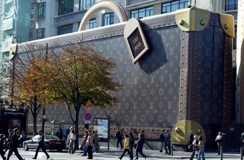 4. Moët & Chandon: Giá trị thương hiệu giảm: 13%; giá trị hiện tại: 3,8 tỷ USD (xếp thứ 98); công ty mẹ: LVMH Moët Hennessy Louis Vuitton; doanh thu thay đổi trong 1 năm: 22,4%; lĩnh vực: Thức uống có cồn. 4. Moët & Chandon: Giá trị thương hiệu giảm: 13%; giá trị hiện tại: 3,8 tỷ USD (xếp thứ 98); công ty mẹ: LVMH Moët Hennessy Louis Vuitton; doanh thu thay đổi trong 1 năm: 22,4%; lĩnh vực: Thức uống có cồn.