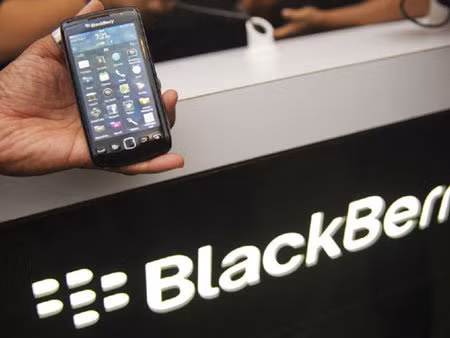 BlackBerry của Research In Motion đã từng thống trị thị trường smartphone toàn cầu. Tuy nhiên, sự cạnh tranh khốc liệt của iPhone (Apple) và các thiết bị chạy trên nền Android của Google đã khiến thị phần BlackBerry ngày càng thu hẹp. Tháng 7/2012, điện thoại BlackBerry chỉ chiếm 9,5% thị trường, giảm mạnh so với 21,7% năm ngoái. Gần đây, RIM cũng thông báo cắt giảm 5.000 lao động, tương đương 30% nhân sự toàn cầu.