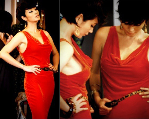 Càng về sau, Kim Hye Soo càng chọn cho mình những bộ đồ táo bạo hơn, sexy hơn, tuy nhiên, chúng không hề làm mất đi vẻ đẹp quý phái vốn có của người đẹp. Càng về sau, Kim Hye Soo càng chọn cho mình những bộ đồ táo bạo hơn, sexy hơn, tuy nhiên, chúng không hề làm mất đi vẻ đẹp quý phái vốn có của người đẹp.