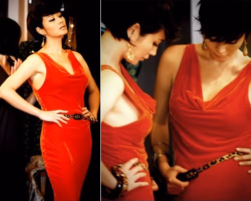 Càng về sau, Kim Hye Soo càng chọn cho mình những bộ đồ táo bạo hơn, sexy hơn, tuy nhiên, chúng không hề làm mất đi vẻ đẹp quý phái vốn có của người đẹp.