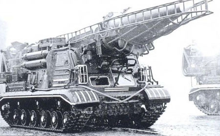 Quá trình phát triển từ R-11 tới R-17 gắn liền với quan điểm nhà lãnh đạo Liên Xô Khruschev.