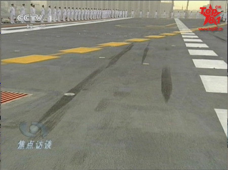 Hình ảnh vệt lốp cao su trên mặt boong tàu Liêu Ninh. Hình ảnh vệt lốp cao su trên mặt boong tàu Liêu Ninh.