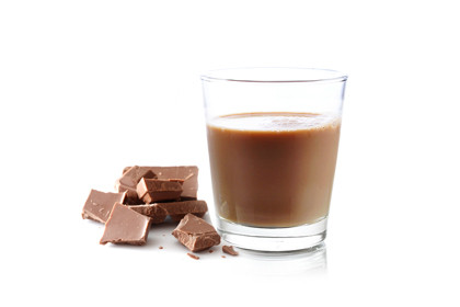 Sữa trong dịch thể thêm chocolate sẽ làm cho can-xi trong sữa và acid oxalic trong chocolate sản sinh ra phản ứng hóa học, hình thành “can-xi oxalic acid”. Như vậy, chất can-xi vốn dĩ có giá trị dinh dưỡng lại biến thành một chất gây hại cho cơ thể, từ đó gây ra thiếu can-xi, đau bụng, trẻ em sinh trưởng chậm, tóc lông xơ cứng, dễ gãy xương và tăng tỉ lệ phát bệnh sỏi đường tiết niệu... Sữa trong dịch thể thêm chocolate sẽ làm cho can-xi trong sữa và acid oxalic trong chocolate sản sinh ra phản ứng hóa học, hình thành “can-xi oxalic acid”. Như vậy, chất can-xi vốn dĩ có giá trị dinh dưỡng lại biến thành một chất gây hại cho cơ thể, từ đó gây ra thiếu can-xi, đau bụng, trẻ em sinh trưởng chậm, tóc lông xơ cứng, dễ gãy xương và tăng tỉ lệ phát bệnh sỏi đường tiết niệu...