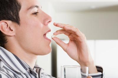 Uống thuốc cùng với sữa, lợi 2 trong 1? Có người cho rằng, đồ uống có dinh dưỡng uống cùng với thuốc chữa bệnh nhất định sẽ có ích, thực tế đây là sai lầm hoàn toàn. Sữa có đủ ảnh hưởng rõ rệt đối với tốc độ hấp thụ thuốc trong cơ thể, làm cho độ đậm đặc của thuốc trong huyết dịch thấp hơn so với người uống thuốc không uống sữa trong thời gian nhất định. Uống thuốc cùng với sữa, lợi 2 trong 1? Có người cho rằng, đồ uống có dinh dưỡng uống cùng với thuốc chữa bệnh nhất định sẽ có ích, thực tế đây là sai lầm hoàn toàn. Sữa có đủ ảnh hưởng rõ rệt đối với tốc độ hấp thụ thuốc trong cơ thể, làm cho độ đậm đặc của thuốc trong huyết dịch thấp hơn so với người uống thuốc không uống sữa trong thời gian nhất định.