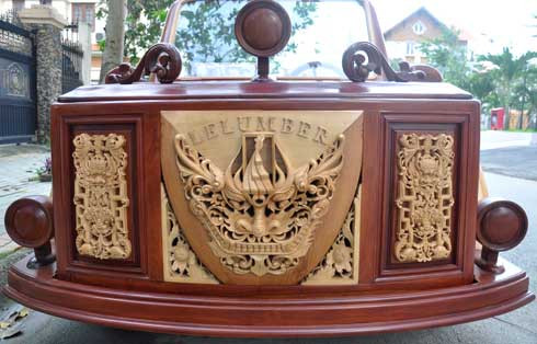 Phía đầu xe thiết kế chạm trổ với chữ Le Lumber cùng hình rồng. Anh Khang cho biết các hoa văn, họa tiết này mang ý nghĩa biểu tượng Việt. Phía đầu xe thiết kế chạm trổ với chữ Le Lumber cùng hình rồng. Anh Khang cho biết các hoa văn, họa tiết này mang ý nghĩa biểu tượng Việt.