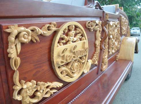 Phía bên hông xe chạm trổ hoa văn và Phụng. Tay mở cửa cũng được làm công phu. Phía bên hông xe chạm trổ hoa văn và Phụng. Tay mở cửa cũng được làm công phu.