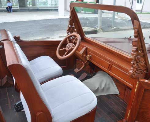 Anh Khang cho biết, xe có thể chạy an toàn với tốc độ 60 km/h. Giá bán của chiếc xe này là 24.000-25.000 USD. Toàn bộ số tiền bán xe sẽ dùng làm từ thiện. Về việc kiểm định, nếu người mua cho chạy ngoài đường thì cần phải đi kiểm định. 'Tôi hoàn toàn tin tưởng việc kiểm định cho chiếc xe này", anh Khang nói. Anh Khang cho biết, xe có thể chạy an toàn với tốc độ 60 km/h. Giá bán của chiếc xe này là 24.000-25.000 USD. Toàn bộ số tiền bán xe sẽ dùng làm từ thiện. Về việc kiểm định, nếu người mua cho chạy ngoài đường thì cần phải đi kiểm định. 'Tôi hoàn toàn tin tưởng việc kiểm định cho chiếc xe này", anh Khang nói.