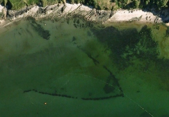 Bẫy đánh cá của người cổ: Vào năm 2009, một nhiếp ảnh gia từng báo cáo lên chính quyền khi phát hiện một khu vực nước có màu sắc kỳ lạ gần sông Teifi, xứ Wales. Tiến sỹ Ziggy Otto của trường Đại học Pembrokeshire khẳng định, đây là dạng bẫy đánh cá lợi dụng thủy triều được xây dựng vào khoảng thế kỷ XI. Bẫy đánh cá của người cổ: Vào năm 2009, một nhiếp ảnh gia từng báo cáo lên chính quyền khi phát hiện một khu vực nước có màu sắc kỳ lạ gần sông Teifi, xứ Wales. Tiến sỹ Ziggy Otto của trường Đại học Pembrokeshire khẳng định, đây là dạng bẫy đánh cá lợi dụng thủy triều được xây dựng vào khoảng thế kỷ XI.