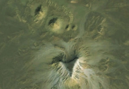 Kim tự tháp Ai Cập: Một nhà khảo sát tìm thấy hàng loạt khu vực có hình dáng kỳ lạ tại khu vực phía Nam Ai Cập. Chúng có hình chóp tam giác, chóp lớn nhất có diện tích lên tới 190 mét vuông, rộng hơn 3 lần các kim tự tháp được công nhận tại Ai Cập. Các nhà địa chất học phải khảo sát thêm trước khi khẳng định chúng có phải kim tự tháp thật sự hay không. Kim tự tháp Ai Cập: Một nhà khảo sát tìm thấy hàng loạt khu vực có hình dáng kỳ lạ tại khu vực phía Nam Ai Cập. Chúng có hình chóp tam giác, chóp lớn nhất có diện tích lên tới 190 mét vuông, rộng hơn 3 lần các kim tự tháp được công nhận tại Ai Cập. Các nhà địa chất học phải khảo sát thêm trước khi khẳng định chúng có phải kim tự tháp thật sự hay không.