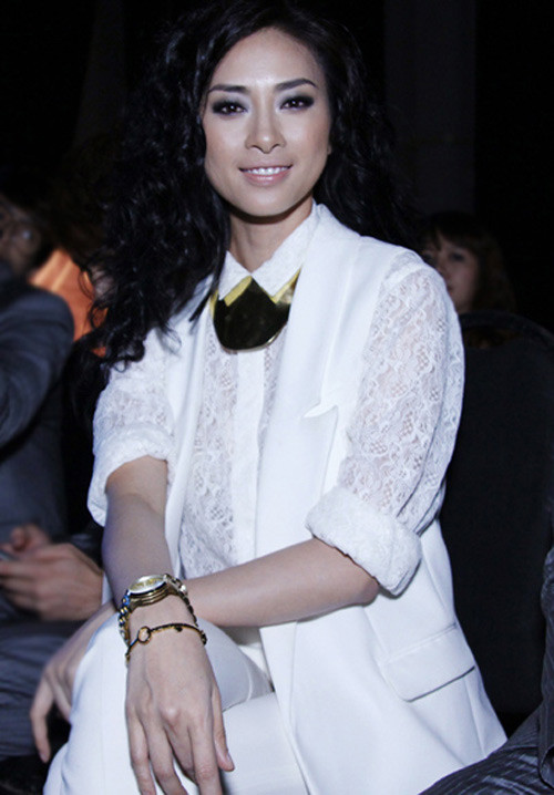 Ngô Thanh Vân sang trọng và tinh khôi như nàng thiên nga kiêu kỳ với bộ vest có điểm chất liệu ren hiện đại Ngô Thanh Vân sang trọng và tinh khôi như nàng thiên nga kiêu kỳ với bộ vest có điểm chất liệu ren hiện đại