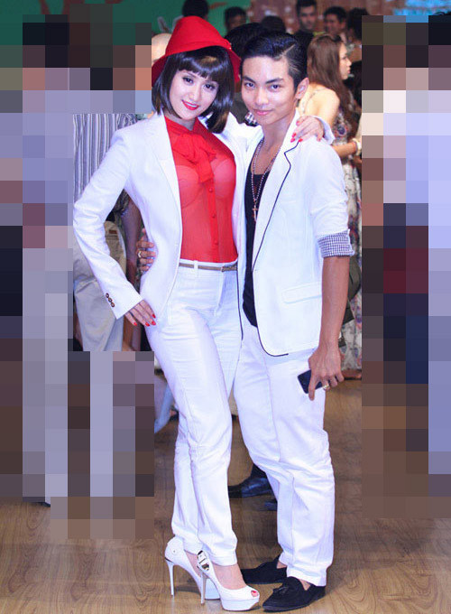 Cũng đúng mốt nhưng chiếc mũ và mái tóc giả khiến Khánh Thi "sến" lạ Cũng đúng mốt nhưng chiếc mũ và mái tóc giả khiến Khánh Thi "sến" lạ