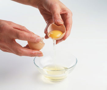 2. Lòng trắng trứng: Nếu bạn có vấn đề về thận, bạn cần protein với một ít phốt pho. Lòng trắng trứng sẽ cung cấp đầy đủ 2 dưỡng chất cần thiết này cho bạn. Lòng trắng trứng chứa protein lành mạnh và ít phốt pho hơn các thực phẩm khác. Hãy nhớ rằng những người có vấn đề về thận nên tránh lòng đỏ trứng. 2. Lòng trắng trứng: Nếu bạn có vấn đề về thận, bạn cần protein với một ít phốt pho. Lòng trắng trứng sẽ cung cấp đầy đủ 2 dưỡng chất cần thiết này cho bạn. Lòng trắng trứng chứa protein lành mạnh và ít phốt pho hơn các thực phẩm khác. Hãy nhớ rằng những người có vấn đề về thận nên tránh lòng đỏ trứng.