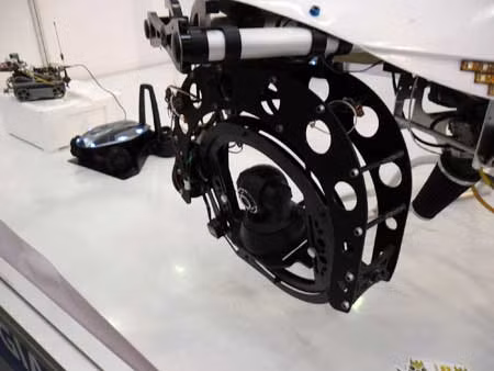 Cận cảnh giá điều khiển thiết bị camera quan sát, cảm biến trên UAV TITAN.