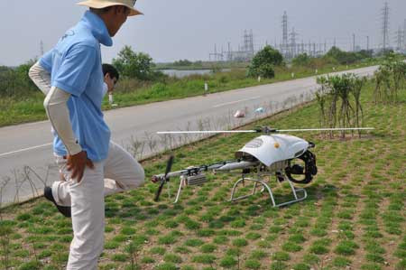 Chuẩn bị sẵn sàng cho chuyến bay, UAV thiết kế một chong chóng chính và chong chong đuôi ổn định. TITAN có khả năng cất hạ cánh hoàn toàn tự đông, bay theo lập trình định sẵn.