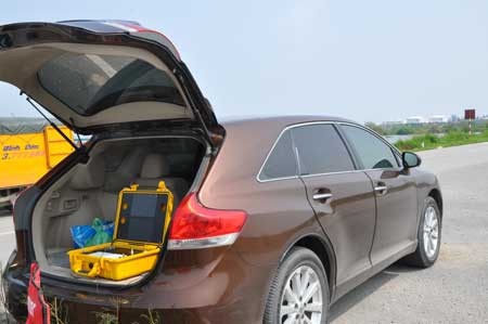 Va li điều khiển (màu vàng trong cốp xe) gọn nhẹ, dễ mang vác. Bên trong vali chứa phần điều khiển với 3 màn hình quan sát hoạt động.