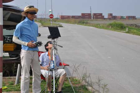 Hoặc UAV TITAN có thể điều khiển thông qua bộ điều khiển cầm tay.