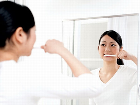 Khuyến nghị: Nên đánh răng sau bữa ăn 20 phút. Súc miệng sau khi thức giấc, ăn sáng và đánh răng sau đó 20 phút là thời điểm đánh răng lành mạnh nhất. Đặc biệt là sau khi uống các đồ uống hoặc ăn trái cây có tính axit.