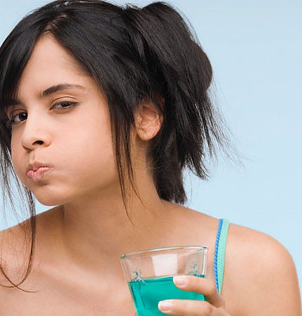 Súc miệng quá nhiều lần sau khi đánh răng: Một số thành phần hoạt chất trong kem đánh răng cần được lưu giữ lại để hình thành lớp bảo vệ bề mặt răng và chúng cần có thời gian để duy trì tránh cho vi khuẩn phát triển nhanh chóng. Tuy nhiên, súc miệng quá nhiều sẽ làm mất đi hiệu ứng này.