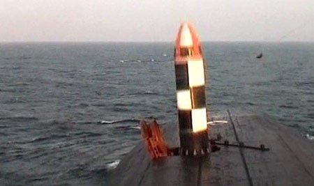 R-30 Bulava: ICBM kinh tế nhất. Quốc gia sản xuất: Nga, phóng lần đầu năm 2005. Trọng lượng phóng 36,8 tấn, tầm bắn 8.000-12.000 km. Theo các chuyên gia, việc dùng Bulava thay thế các ICBM nhiên liệu lỏng truyền thống làm giảm nhiều lần tiềm lực răn đe hạt nhân của Nga vì tổng trọng lượng đầu đạn mang phóng được giảm đi gần 3 lần. Bulava có thể phóng nghiêng nên cho phép phóng tên lửa khi tàu ngầm đang chạy. Sở dĩ R-30 ra đời là do nước Nga có ý muốn tiết kiệm vớ vẩn. Họ muốn giảm chi phí phát triển tên lửa bằng cách chuẩn hóa Bulava phóng từ tàu ngầm với các ICBM nhiên liệu rắn triển khai trên mặt đất, nhờ đó giá thành sản xuất trở nên rẻ hơn bình thường.