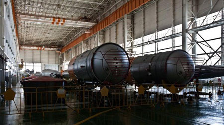 R-7: ICBM đầu tiên. Quốc gia sản xuất: Liên Xô, phóng lần đầu năm 1957. Trọng lượng phóng 88,44 tấn, tầm bắn 8.000 km. R-7 huyền thoại là ICBM đầu tiên trên thế giới. Quả thực là việc đưa tên lửa vào trạng thái sẵn sàng chiến đấu phải mất mấy giờ nên giới quân sự Liên Xô rất không hài lòng. Độ chính xác cũng chẳng lấy gì làm cao, được cái là có thể bay khắp thế giới.