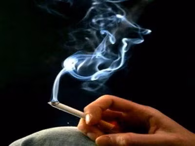 4. Dị ứng khói thuốc: Khói thuốc lá là một nguồn chính của ô nhiễm trong nhà. Tiếp xúc với khói thuốc có thể làm tăng nguy cơ bị hắt hơi liên tục, hen suyễn hoặc đau đầu. 4. Dị ứng khói thuốc: Khói thuốc lá là một nguồn chính của ô nhiễm trong nhà. Tiếp xúc với khói thuốc có thể làm tăng nguy cơ bị hắt hơi liên tục, hen suyễn hoặc đau đầu.