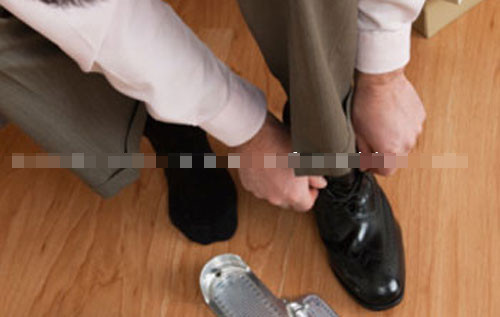 5. Dị ứng giày dép: Khi người bệnh tiếp xúc với giày da thuộc hoặc bất kỳ loại giày nào khác, nó làm cho da bị ngứa hoặc sưng, phát ban, mụn nước. Để xử trí nhanh, bạn có thể dùng một miếng vải ẩm hoặc thoa kem hoặc thuốc nước. 5. Dị ứng giày dép: Khi người bệnh tiếp xúc với giày da thuộc hoặc bất kỳ loại giày nào khác, nó làm cho da bị ngứa hoặc sưng, phát ban, mụn nước. Để xử trí nhanh, bạn có thể dùng một miếng vải ẩm hoặc thoa kem hoặc thuốc nước.