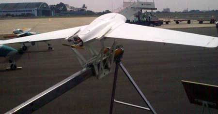 UAV Sriti có sải cánh 2,98m, trọng lượng cất cánh tối đa 8,5kg, tốc độ bay 55km/h, trần bay 900m, tầm bay 10 km (hoạt động liên tục trên không 1 tiếng). UAV cất cánh bằng máy phóng, có thể hoạt động trên hạm UAV Sriti có sải cánh 2,98m, trọng lượng cất cánh tối đa 8,5kg, tốc độ bay 55km/h, trần bay 900m, tầm bay 10 km (hoạt động liên tục trên không 1 tiếng). UAV cất cánh bằng máy phóng, có thể hoạt động trên hạm