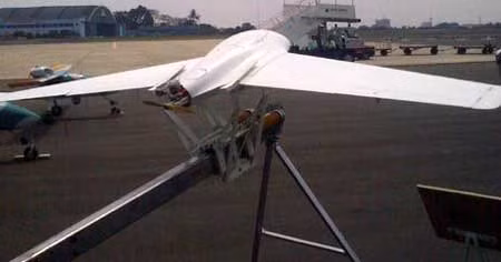 UAV Sriti có sải cánh 2,98m, trọng lượng cất cánh tối đa 8,5kg, tốc độ bay 55km/h, trần bay 900m, tầm bay 10 km (hoạt động liên tục trên không 1 tiếng). UAV cất cánh bằng máy phóng, có thể hoạt động trên hạm