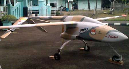 UAV Gagak (trên) và Pelatuk (dưới) tuy có khác kiểu dáng nhưng lại có cùng thông số kỹ thuật: sải cánh 6,91m, trọng lượng cất cánh tối đa 120kg, tốc độ bay 96-127km/h, tầm bay 73km (hoạt động liên tục 4 tiếng), trần bay 2.400m. UAV Gagak (trên) và Pelatuk (dưới) tuy có khác kiểu dáng nhưng lại có cùng thông số kỹ thuật: sải cánh 6,91m, trọng lượng cất cánh tối đa 120kg, tốc độ bay 96-127km/h, tầm bay 73km (hoạt động liên tục 4 tiếng), trần bay 2.400m.