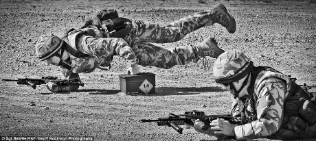 Hai lính Không quân đang trườn trên mặt đất đá ở Cyprus, ảnh do Chris Hill chụp. Hai lính Không quân đang trườn trên mặt đất đá ở Cyprus, ảnh do Chris Hill chụp.