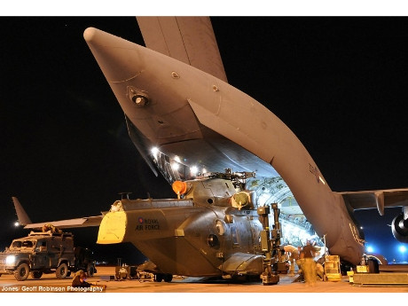 Máy bay trực thăng Merlin được vận chuyển đến Trại Bastion. Máy bay trực thăng Merlin được vận chuyển đến Trại Bastion.