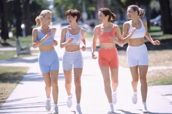 Ngoài các thực phẩm trên bạn nên thường xuyên tập luyện thể thao đặc biệt là các môn như: bơi lội, đi bộ, chạy bộ, xe đạp … để làm tiêu hao năng lượng và do đó giúp giảm cân nhanh chóng.