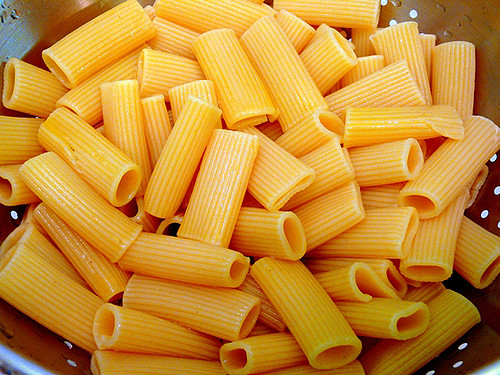 Những điều nên tránh khi đang trong tình trạng thừa cân: Các loại ngũ cốc tinh chế. Nên tránh những loại ngũ cốc đã tinh chế như bánh mì trắng có bơ, mì ống … và thay thế bằng các loại ngũ cốc nguyên hạt.