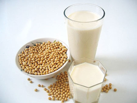 Đậu nành và các sản phẩm từ đậu nành giúp ngăn ngừa tắc nghẽn động mạch và cải thiện cân nặng rất hiệu quả.