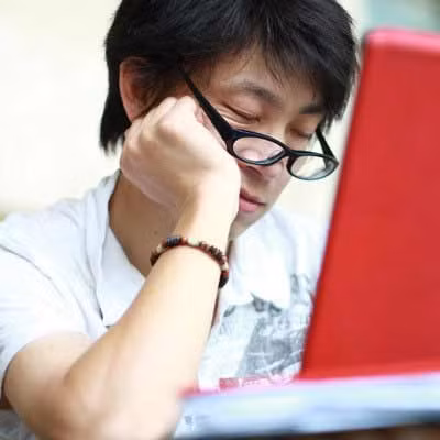 13. Khó tập trung: Rối loạn nhận thức có thể là một dấu hiệu của chứng mất trí liên quan đến HIV, thường xảy ra muộn trong tiến trình bệnh. Nó còn liên quan đến khả năng ghi nhớ, và các vấn đề về hành vi như giận dữ, cáu kỉnh.