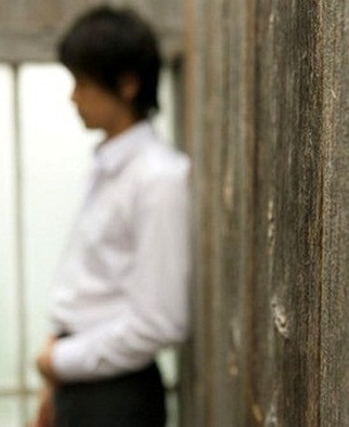 Máu lẫn trong nước tiểu (mà không mắc các triệu chứng của bệnh viêm nhiễm đường tiểu), chứng khó tiểu cũng có thể là triệu chứng đi kèm với bệnh ung thư đường tiểu.