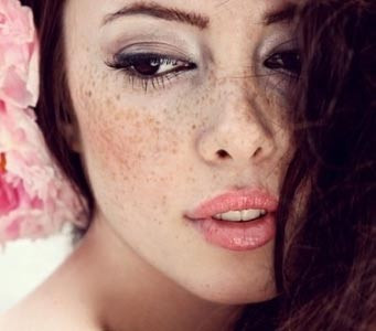 Sự thay đổi của nốt ruồi: nốt ruồi đột nhiên phát triển nhanh, đau, ngứa, dễ chảy máu khi đụng tới… hãy nhanh chóng đi khám bệnh, vì đó là dấu hiệu ung thư da.